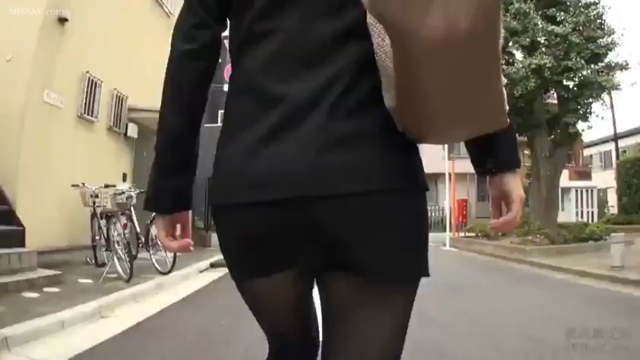 职业装 · 臀部 · 街道 · 行走 · 背影 · 走路 · 自行车