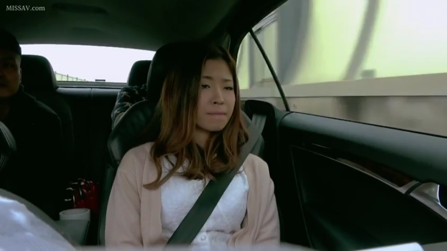 坐姿 · 中景 · 乘车 · 车内 · 长发 · 安全带 · 粉色开衫 · 抿嘴