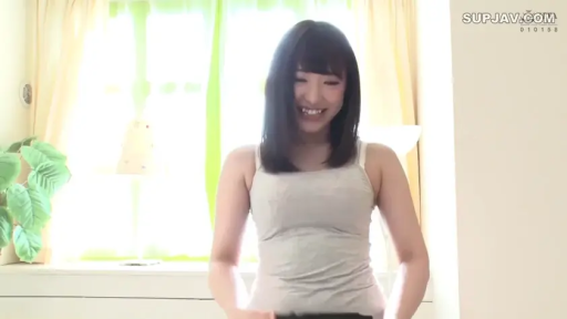 中景 · 白色背心 · 窗边 · 正面站立