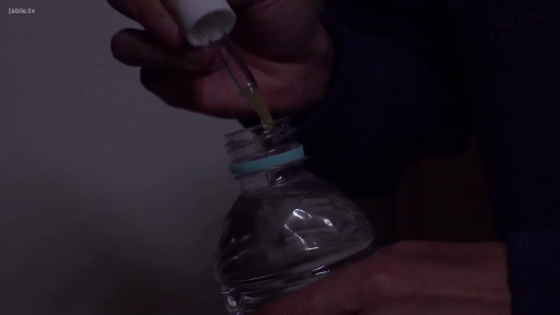 室内 · 站立 · 手部 · 塑料瓶 · 昏暗 · 深色长袖 · 下药