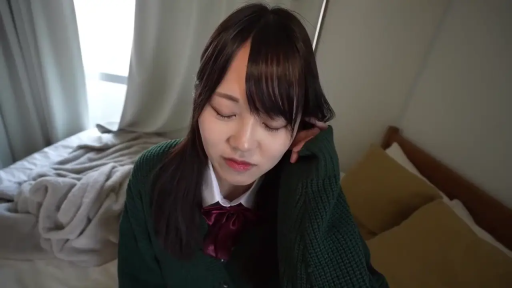 坐姿 · 低头 · 羞涩 · 床上 · 被褥 · 面部特写 · 绿色针织衫 · 高机位视角