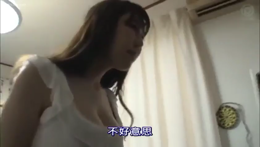 跪坐 · 卧室 · 中景 · 微笑 · 项链 · 看向镜头 · 粉色窗帘 · 粉色低胸装