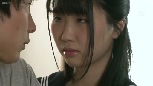 室内 · 忧郁 · 脸部特写 · 灰色T恤 · 侧拍 · 亲密互动 · 依偎