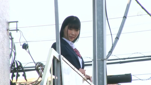 站立 · 微笑 · 半身 · 清纯 · 户外 · 栏杆 · 俯视 · 学生装