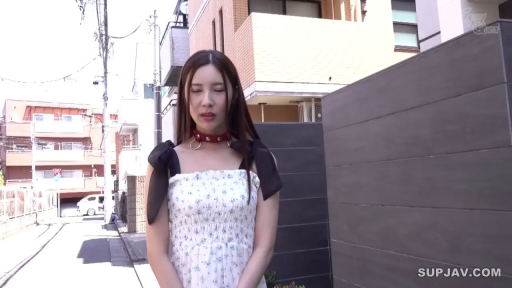 站立 · 迷離 · カメラに向かって · 半身 · 屋外 · 红色项圈 · 碎花吊带裙 · 日本街道