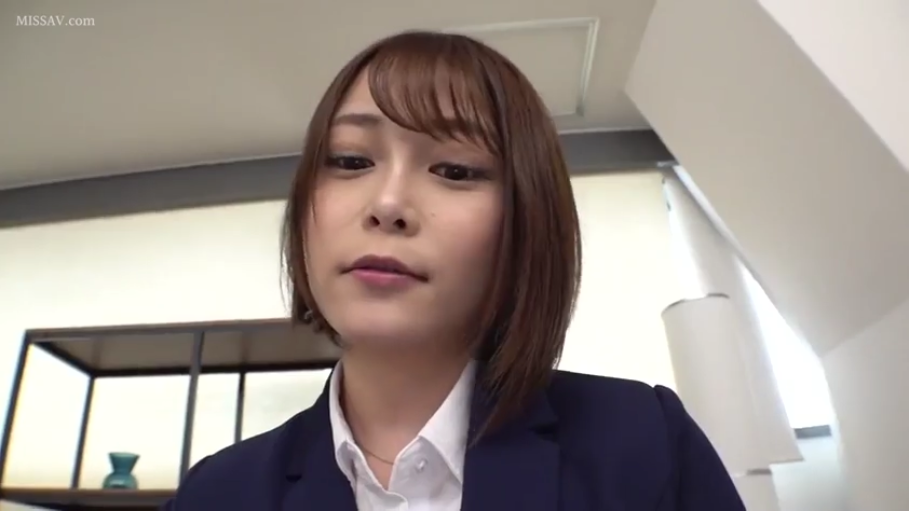 室内 · 俯身 · 微笑 · 项链 · 乳沟 · 白色镂空背心 · 高位俯拍 · 俯视展示