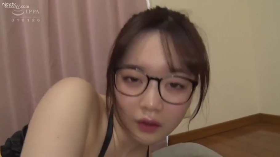 室内 · 面部特写 · 诱惑 · 黑框眼镜 · 黑色吊带内衣 · 眼神迷离 · 俯身向前 · 裸露香肩