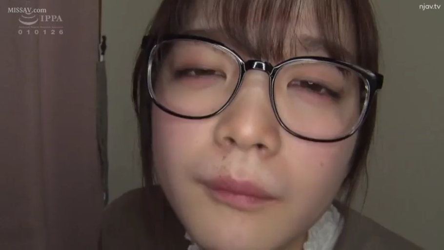 室内 · 眼镜 · 脸部特写 · 迷离 · 凝视 · 休闲服饰 · 日本AV · 正对镜头