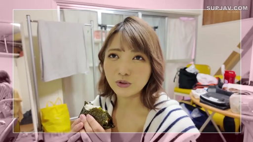 室内 · 座り姿勢 · 自然 · 顔のクローズアップ · 居家 · 食べ物 · 条纹卫衣 · 饭团