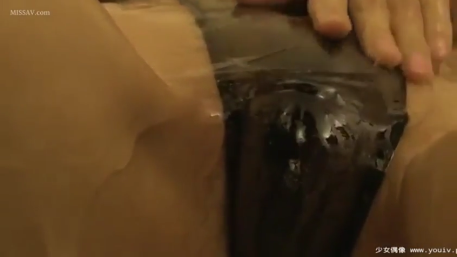 室内 · 私处特写 · 开腿 · 黑色内裤 · 涂抹