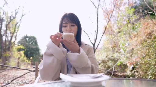 座り姿勢 · 中景 · 平静 · 屋外 · 咖啡杯 · 休息 · 逆光 · トレンチコート