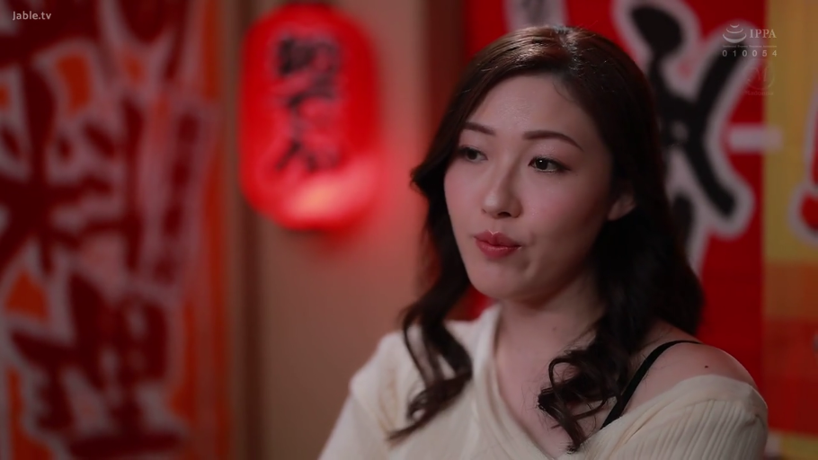 室内 · 座り姿勢 · 自然 · 凝視 · 头部特写 · オフショルダートップ · 长卷发 · 红灯笼