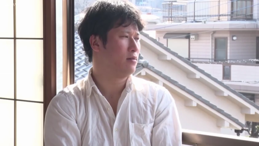 室内 · 坐姿 · 中景 · 白色衬衫 · 凝视 · 疲惫 · 亚洲男性