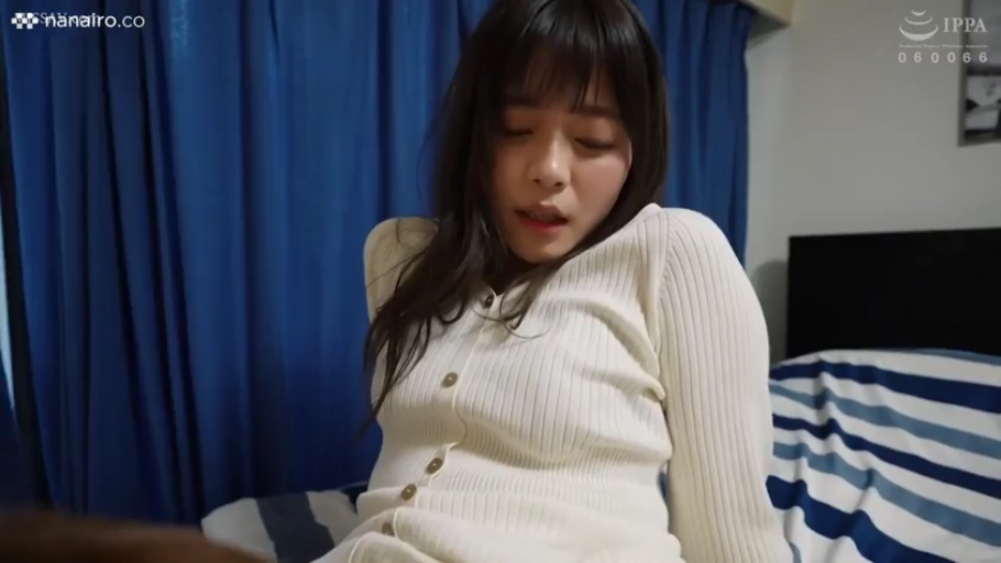 坐姿 · 低头 · 卧室 · 迷离 · 居家 · 上半身 · 白色针织衫