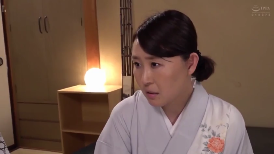 室内 · 第一视角 · 张口 · 跪姿 · 口交行为 · 口部特写 · 手机支架 · 针织上衣
