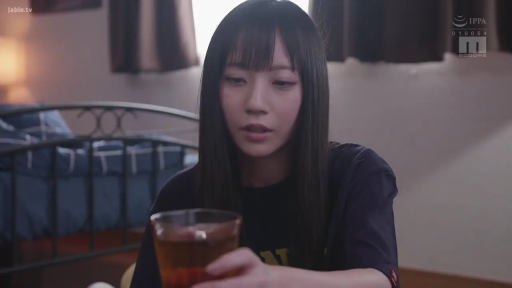 坐姿 · 面部 · 专注 · 卧室 · 居家环境 · 黑色T恤 · 玻璃杯 · 拿杯子