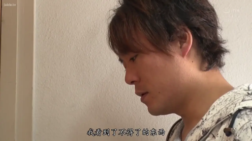 室内 · 严肃 · 脸部特写 · 凝视 · 连帽衫 · 侧头