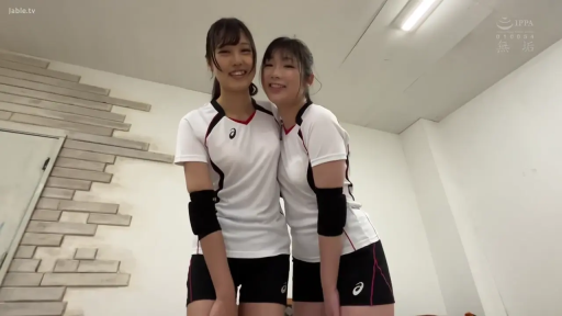 室内 · 站立 · 全景 · 摆拍 · 微笑 · 两人 · 护肘 · 排球服