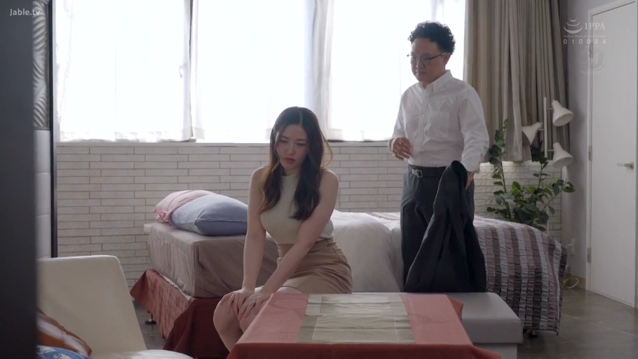 坐姿 · 沉思 · 忧郁 · 卧室 · 全景 · 床 · 剧情 · 无袖上衣