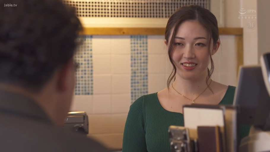 面部 · 站立 · 微笑 · 交流 · 綠色針織衫 · 商店櫃檯 · 收银机 · 都市