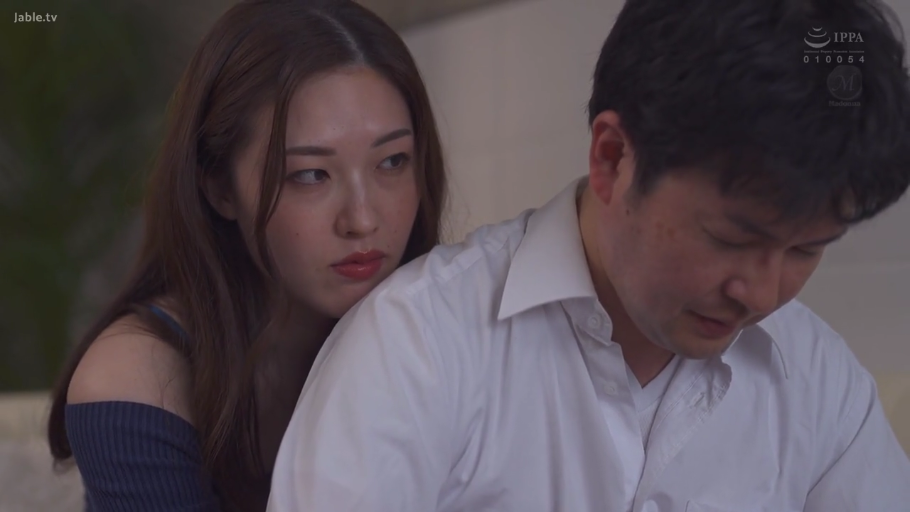 室內 · 臉部特寫 · 露肩裝 · 背后依偎