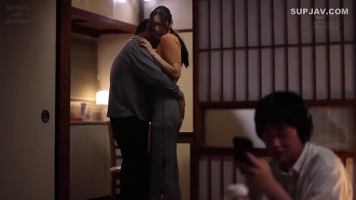 抱擁 · 携帯電話 · ぼかし · 绿帽 · 日常服饰 · 偷窥 · 日式房间