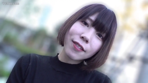 脸部特写 · 微笑 · 注视 · 户外 · 短发 · 黑色高领上衣 · 正对着镜头