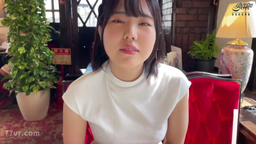 坐姿 · 平静 · 台灯 · 面部特写 · 白色上衣 · 注视 · 日常 · 咖啡厅