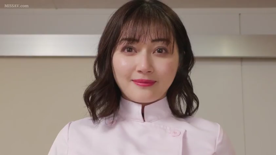 室内 · 脸部特写 · 微笑 · 对视 · 熟女 · 粉色制服 · 正视