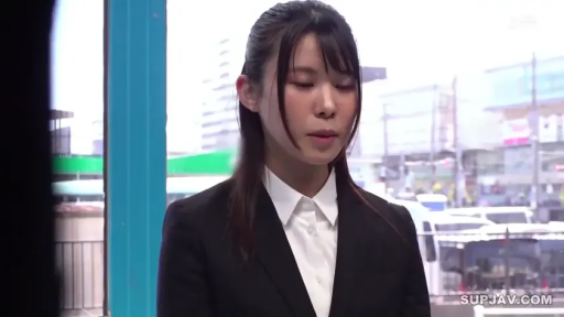 车站旁 · 冷淡 · 站立 · 职业装 · 制服 · 头部特写 · 低头沉思