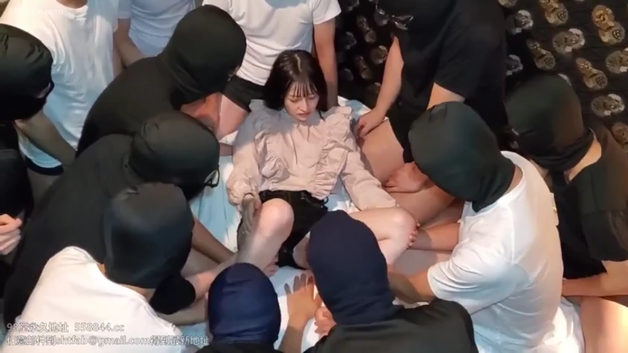 室内 · 仰卧开腿 · 中景 · 多人围攻 · 恐惧 · 荷叶边衬衫