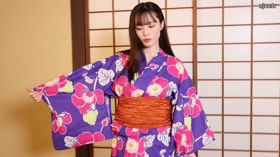 站立 · 障子门 · 和室 · 中景 · 端庄 · 长发 · 整理服装 · 紫色花卉浴衣