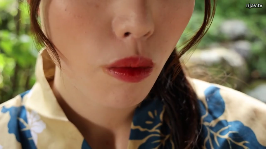 诱惑 · 户外 · 正面 · 嘴部特写 · 浴衣