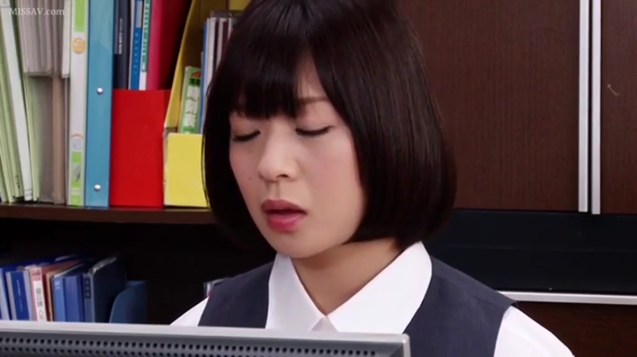 坐姿 · 脸部特写 · 办公室 · OL制服 · 工作