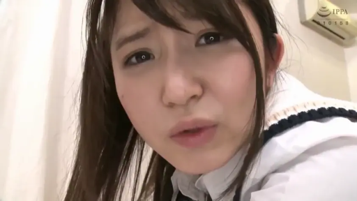 室内 · 俯身 · 脸部特写 · 困惑 · 注视 · 学生装 · IPPA标志