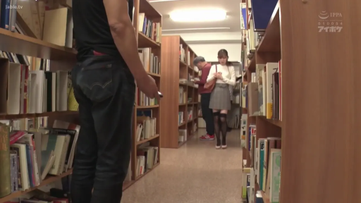 行走 · 自然 · 书架 · いいえ · 书店 · 灰色百褶裙 · 选书 · 远景视角