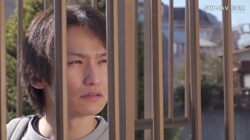 站立 · 面部特写 · 户外 · 铁栅栏 · 凝重 · 窥视 · 卫衣 · 男性视角