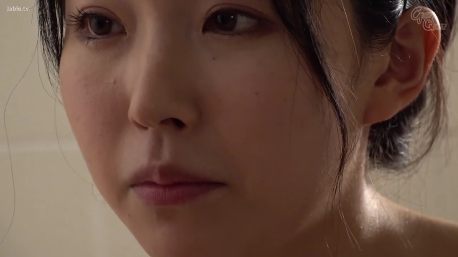 室内 · 顔部のクローズアップ · 迷離 · 裸体 · 凝視 · 正面 · アジア人女性