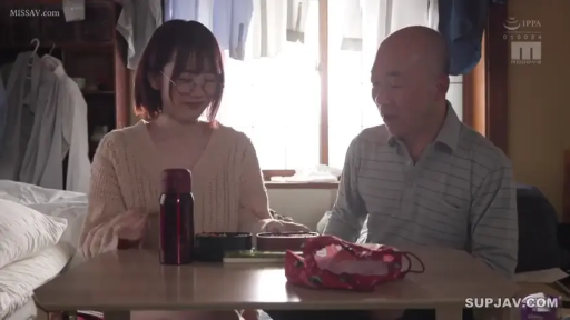 室内 · 座り姿勢 · 微笑 · ニットセーター · 生活 · 便当 · 准备就餐