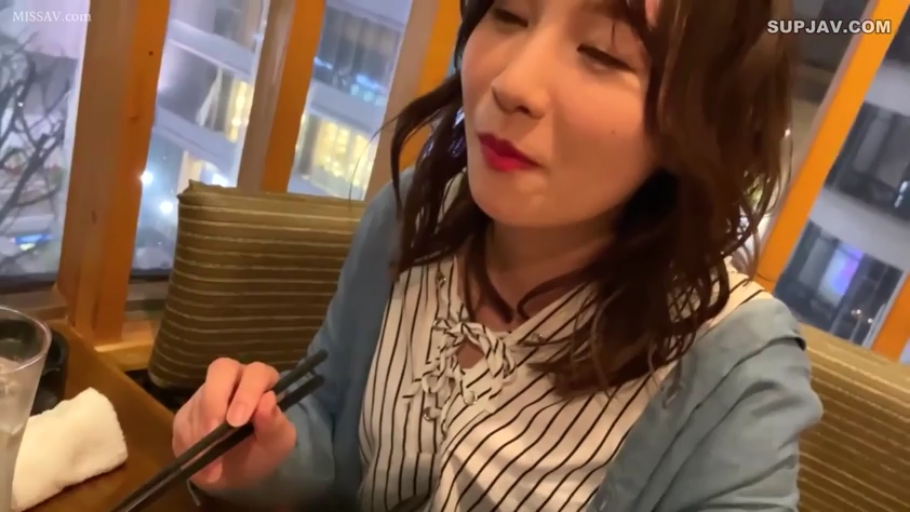 座り姿勢 · 中景 · 微笑 · 条纹衫 · 餐厅 · 夜景 · 筷子 · 食事