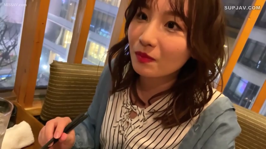 坐姿 · 平静 · 近景 · 餐厅 · 用餐 · 条纹上衣 · 筷子 · 约会