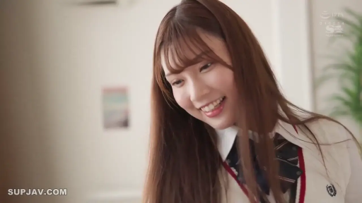 室内 · 脸部特写 · 站立 · 微笑 · 注视 · 长发 · 学生装