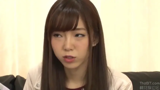 室内 · 坐姿 · 面部 · 平静 · 注视 · 生活照 · 白色外套