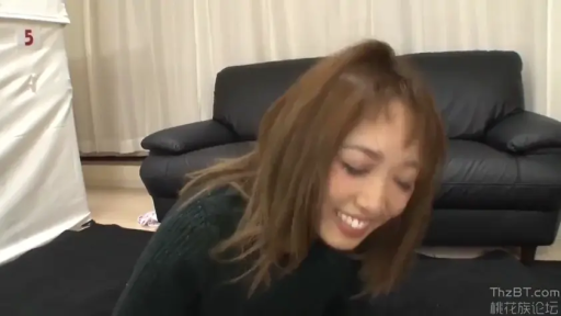 室内 · 俯身 · 脸部 · 黑色长袖