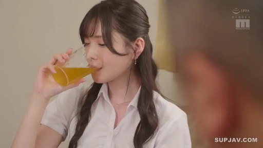 室内 · 座り姿勢 · 面部 · 平静 · 白色衬衫 · 长发 · 玻璃杯 · 水を飲む