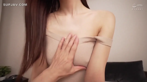 室内 · 胸部 · 第一视角 · 站立 · 抚摸 · 露肩针织衫