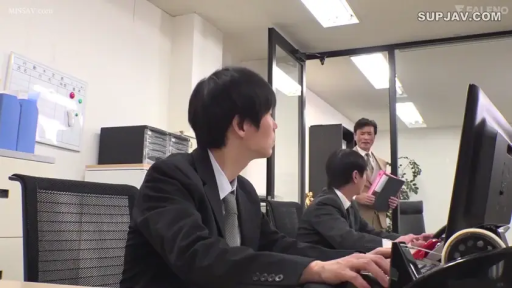 坐姿 · 严肃 · 办公室 · 中景 · 电脑 · 办公 · 西装 · 职场