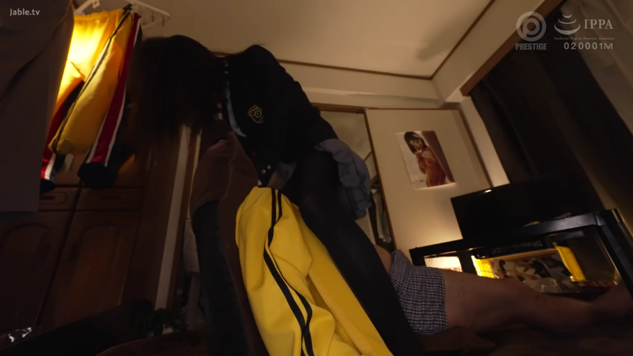 教室 · 中景 · 惊恐 · 校服制服 · 围站 · 强迫脱衣 · 凌辱场景