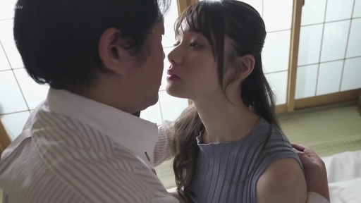 和室 · 休闲装 · 榻榻米 · 亲昵 · 侧脸特写 · 对坐 · 氛围 · 深情