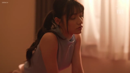 室内 · 跪坐 · 半身 · 无袖高领上衣